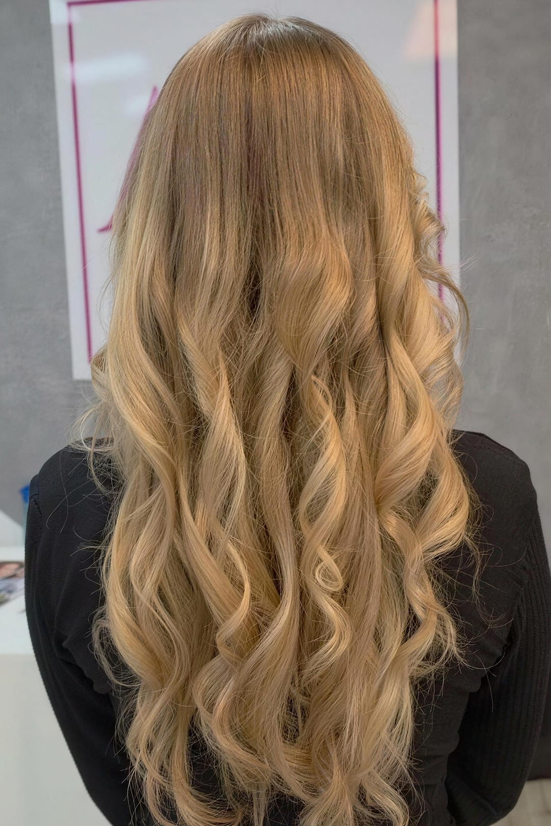 Nachher: lange Wellen in Karamell- und Honigblond