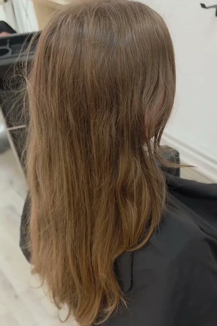 Vorher: lange, glatte Haare in einem dunklen Naturbraun