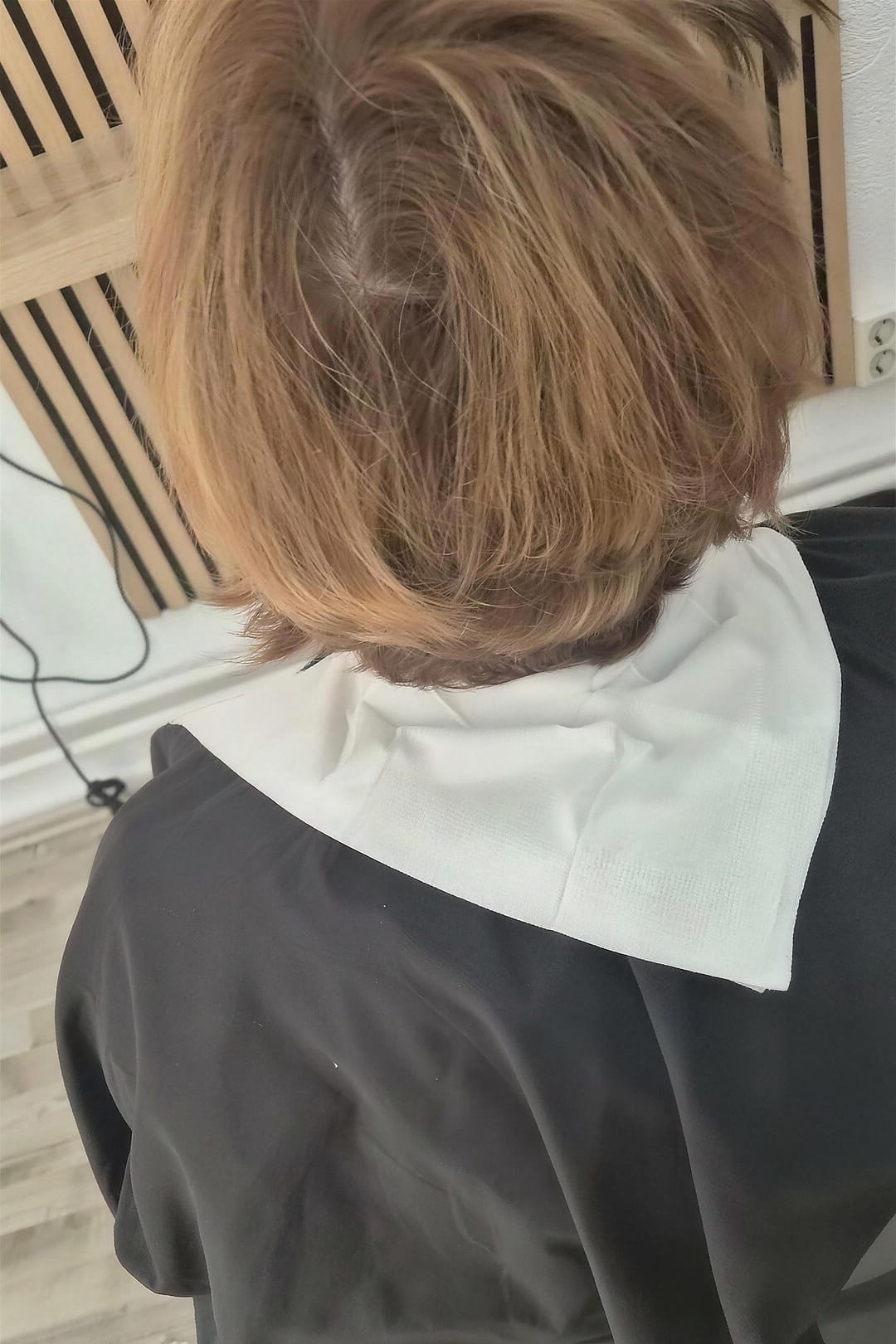 Vorher: kurzes Haar mit ausgewaschenem, gelblichem Blond