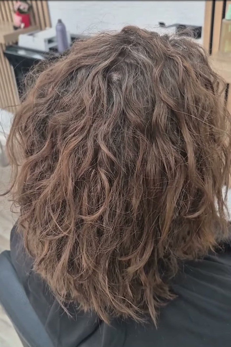 Nachher: kinnlange Locken mit viel Volumen