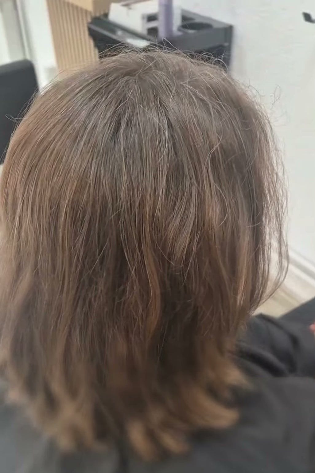 Vorher: glattes, braunes Haar ohne Volumen