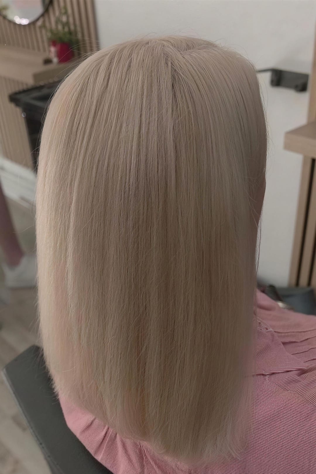 Nachher: glattes, kühles Beigeblond mit Glanz
