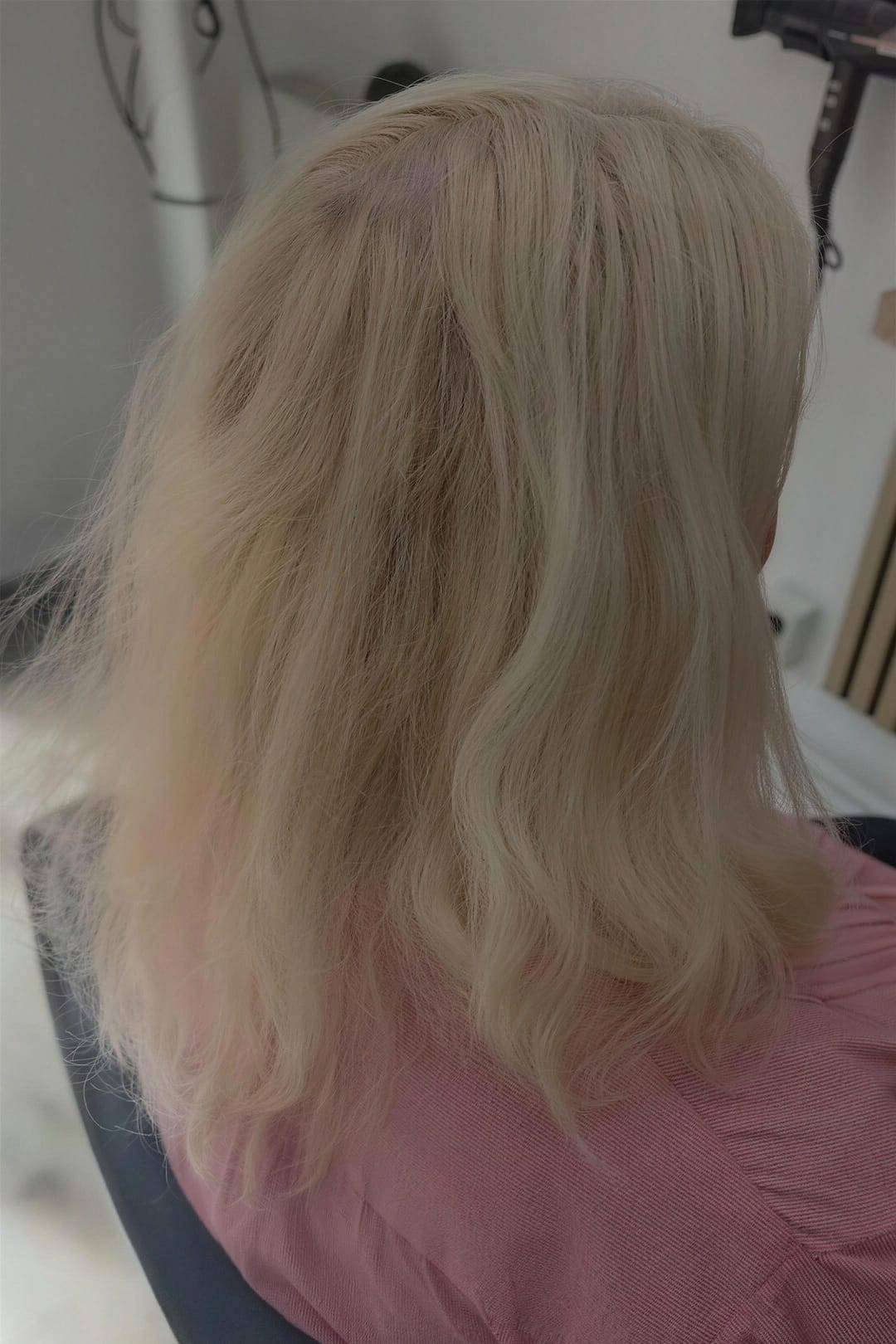 Vorher: gelbliches, mattes Blond