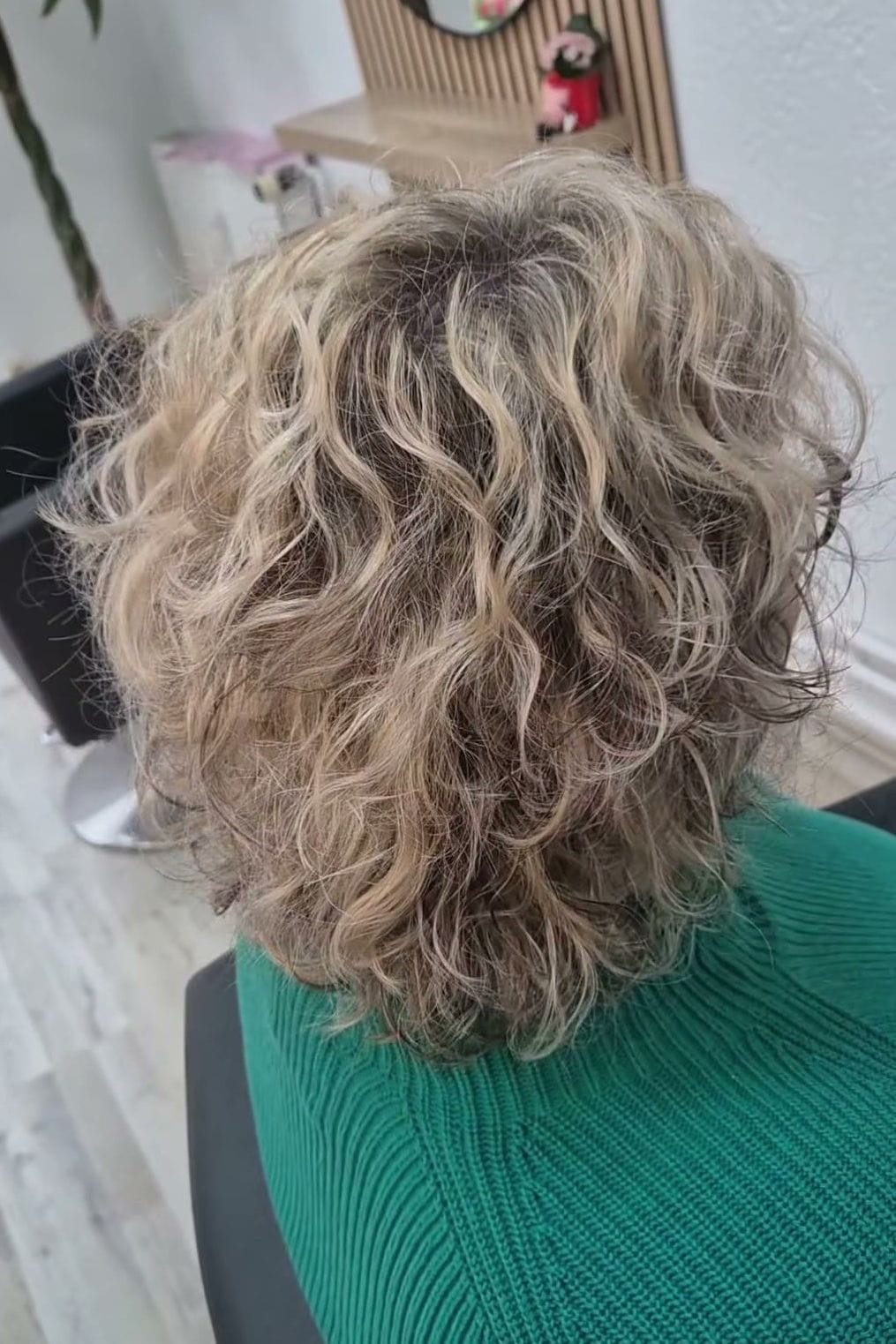 Nachher: Locken mit hellen und dunklen Strähnen, ausgewogen