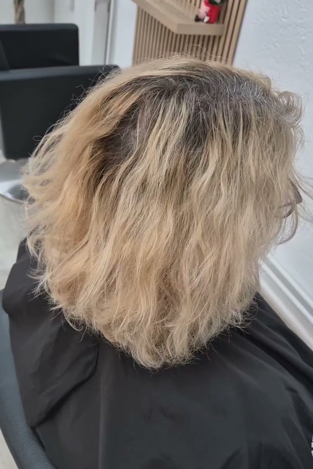 Vorher: Locken mit dunklem Ansatz und gelblich-hellen Spitzen