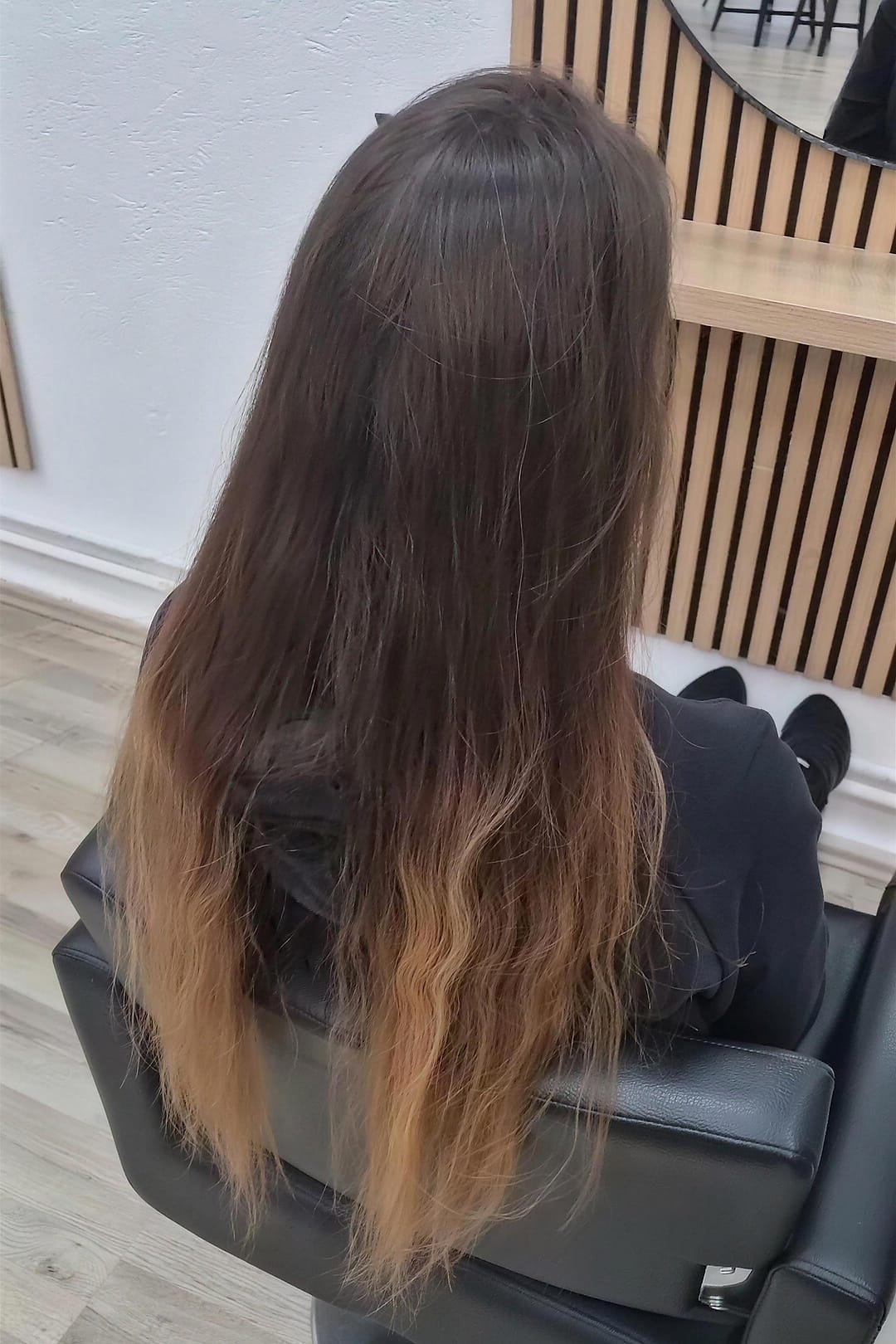 Vorher: langes, dunkles Haar mit orangefarbenen Spitzen