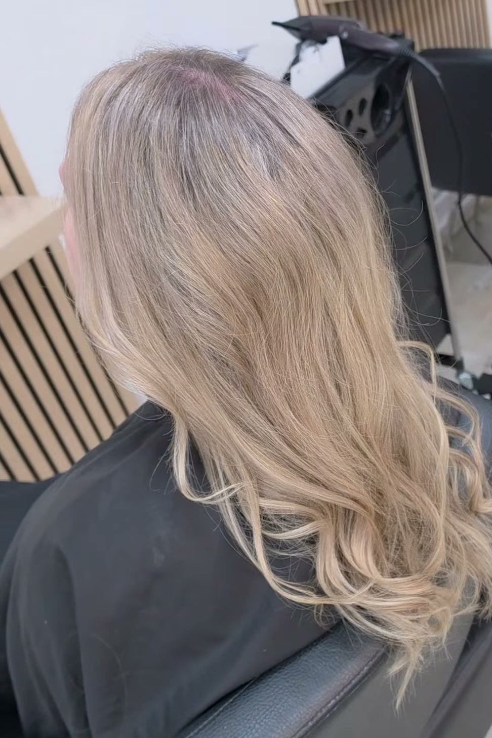 Nachher: weiches, helles Blond mit Wellen in den Spitzen